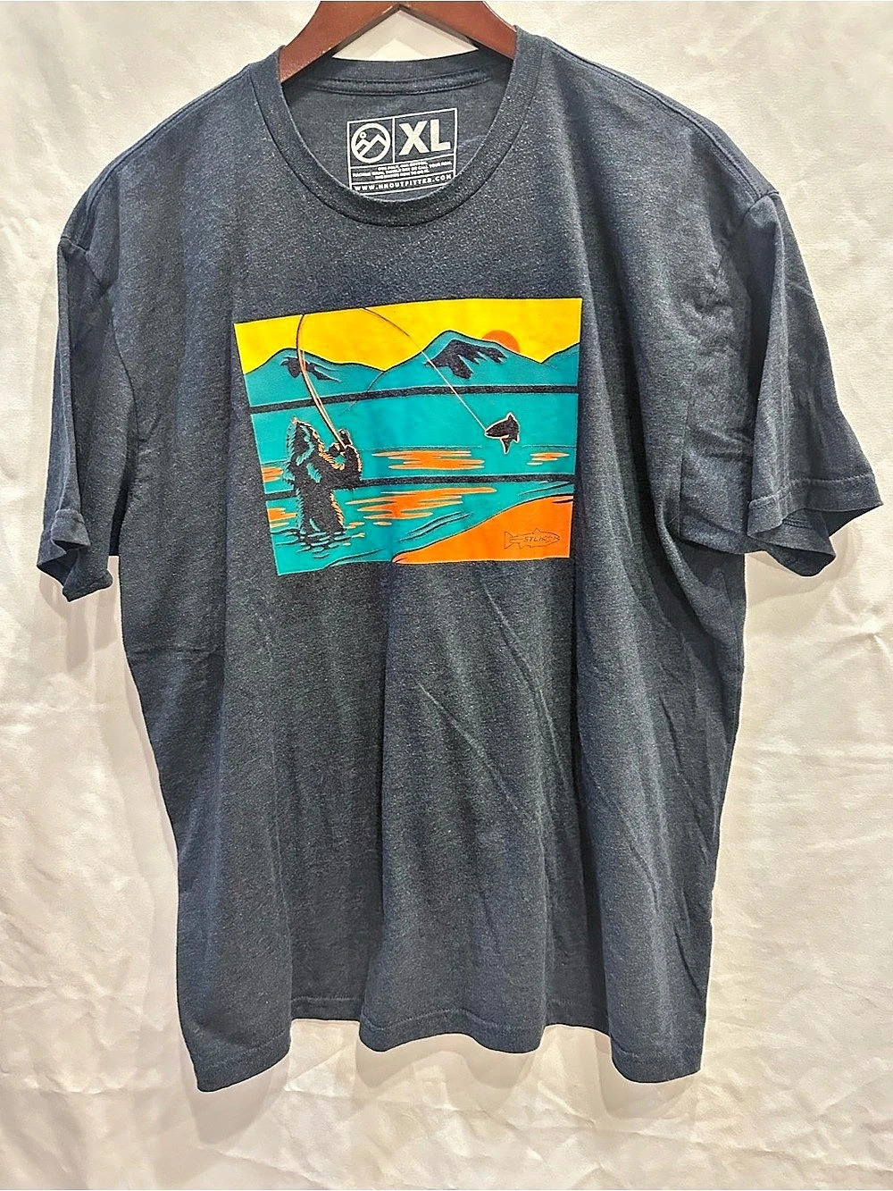 STLhd Graphic Short Sleeve Tee XL Like New, Bigfoot fishing